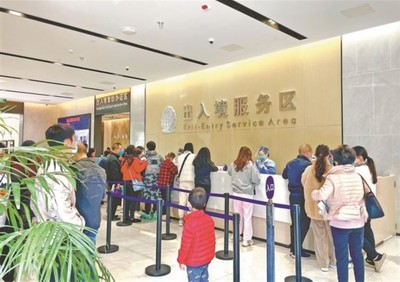 入境旅游业务升温，深圳出入境服务大厅再现繁忙景象